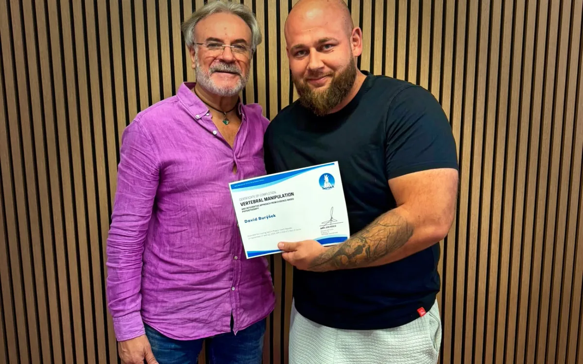 David Burýšek z ChiroMiro s Juanem José Boscá Gandíou a certifikátem Vertebral Manipulation