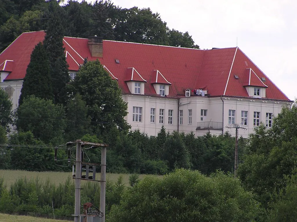 Budova Dětského domova v Pyšelích s červenou střechou