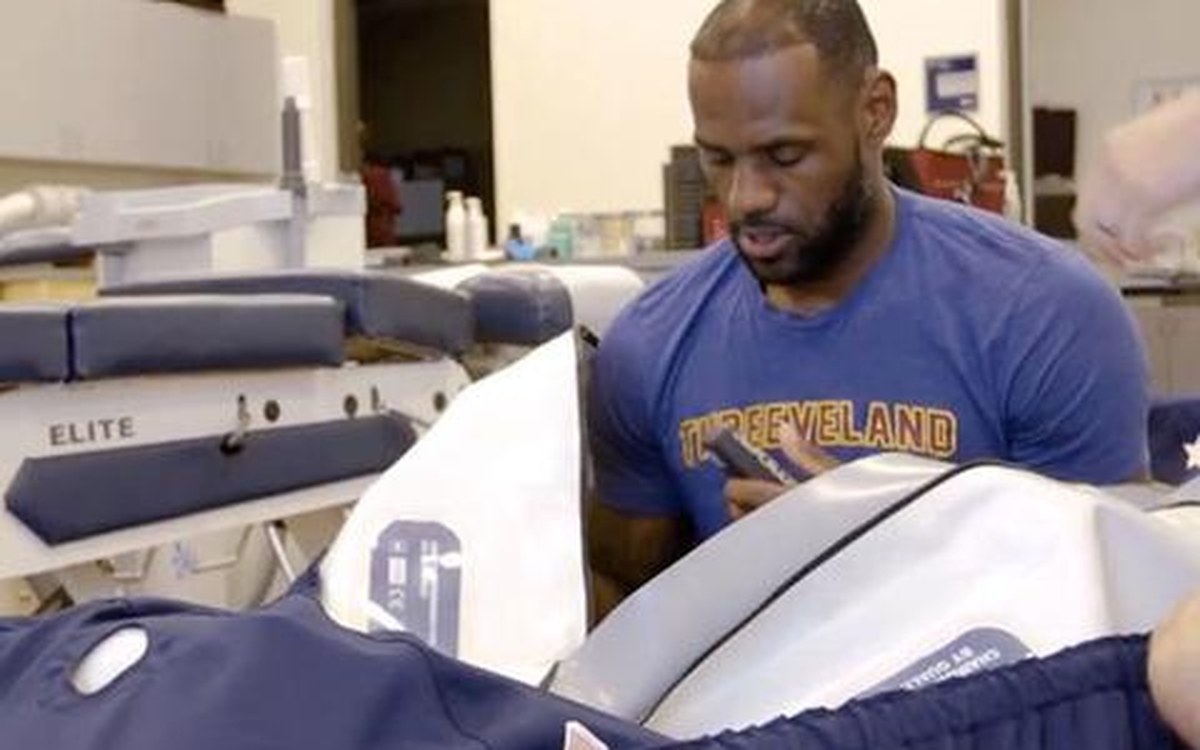 Basketbalista LeBron James používá hyperbarickou komoru jako součást sportovní regenerace