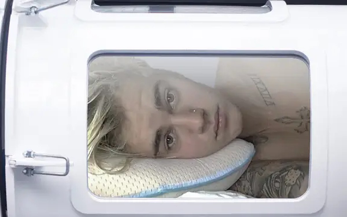 Justin Bieber uvnitř přenosné hyperbarické komory během wellness procedury