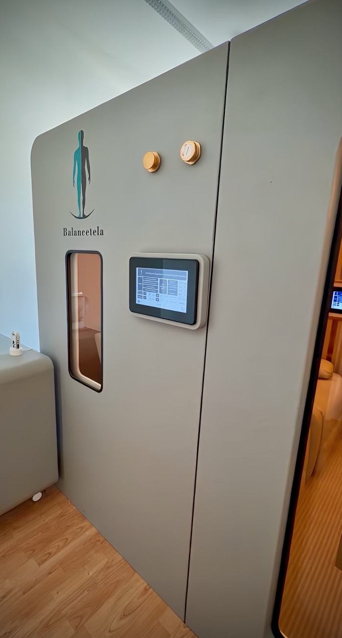 Dvoumístná hyperbarická komora Balancetela v ordinaci ChiroMiro na adrese Na Šilbochu, Praha 8