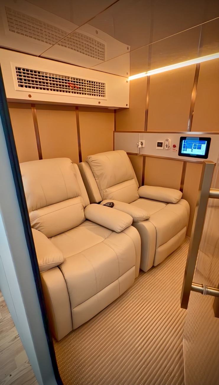 Interiér dvoumístné hyperbarické komory ChiroMiro se dvěma pohodlnými polohovacími křesly v Praze 8