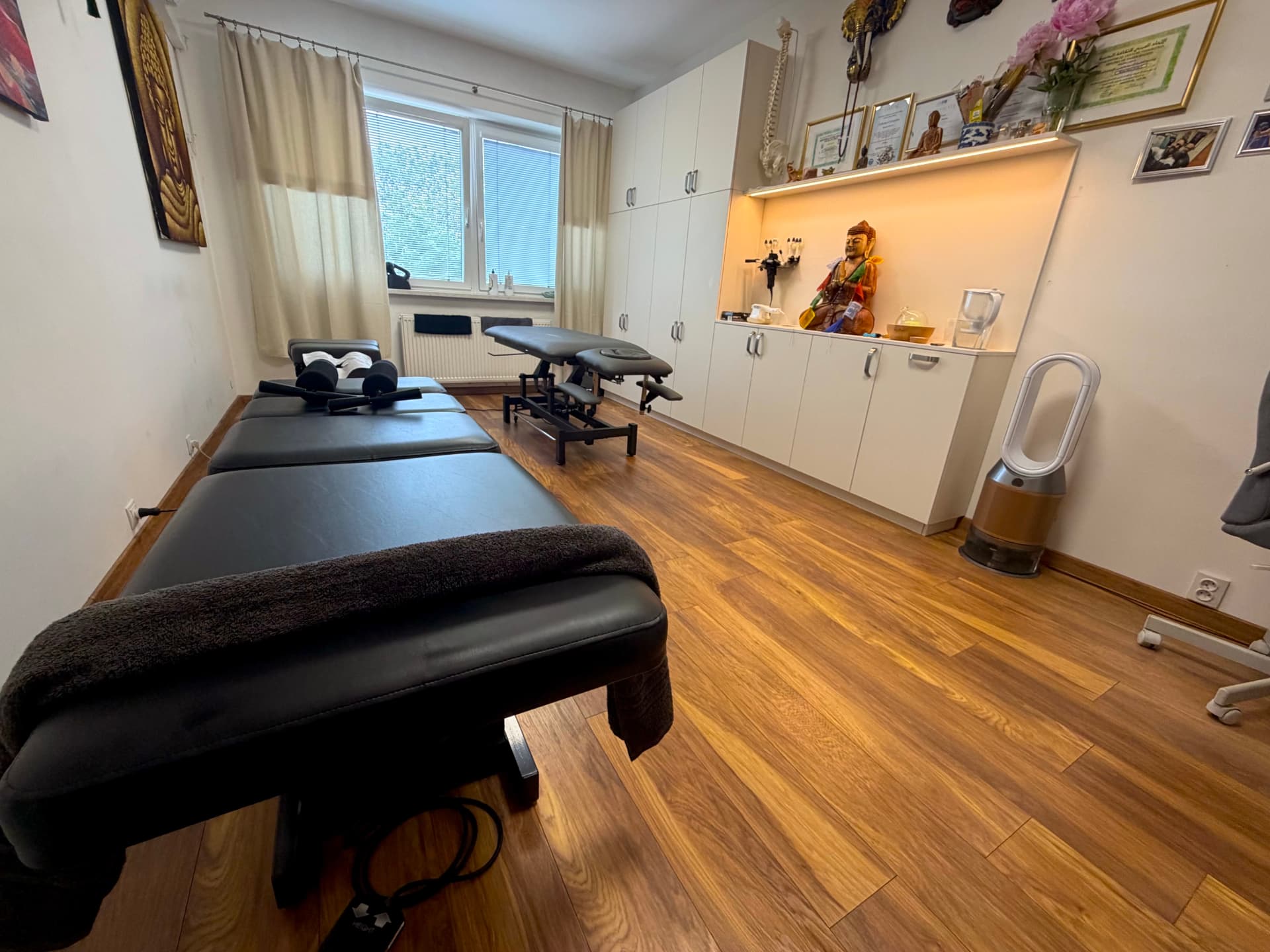 ChiroMiro clinic in Prague 8 Libeň – chiropractic table and diplomas of Miroslav Kliment