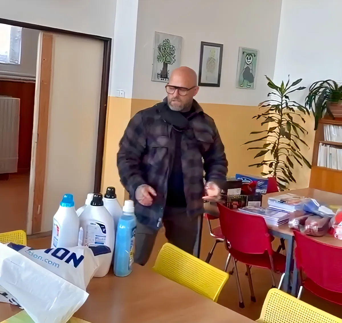 Miroslav Kliment u darovaných potřeb a drogerie v Dětském domově v Pyšelích
