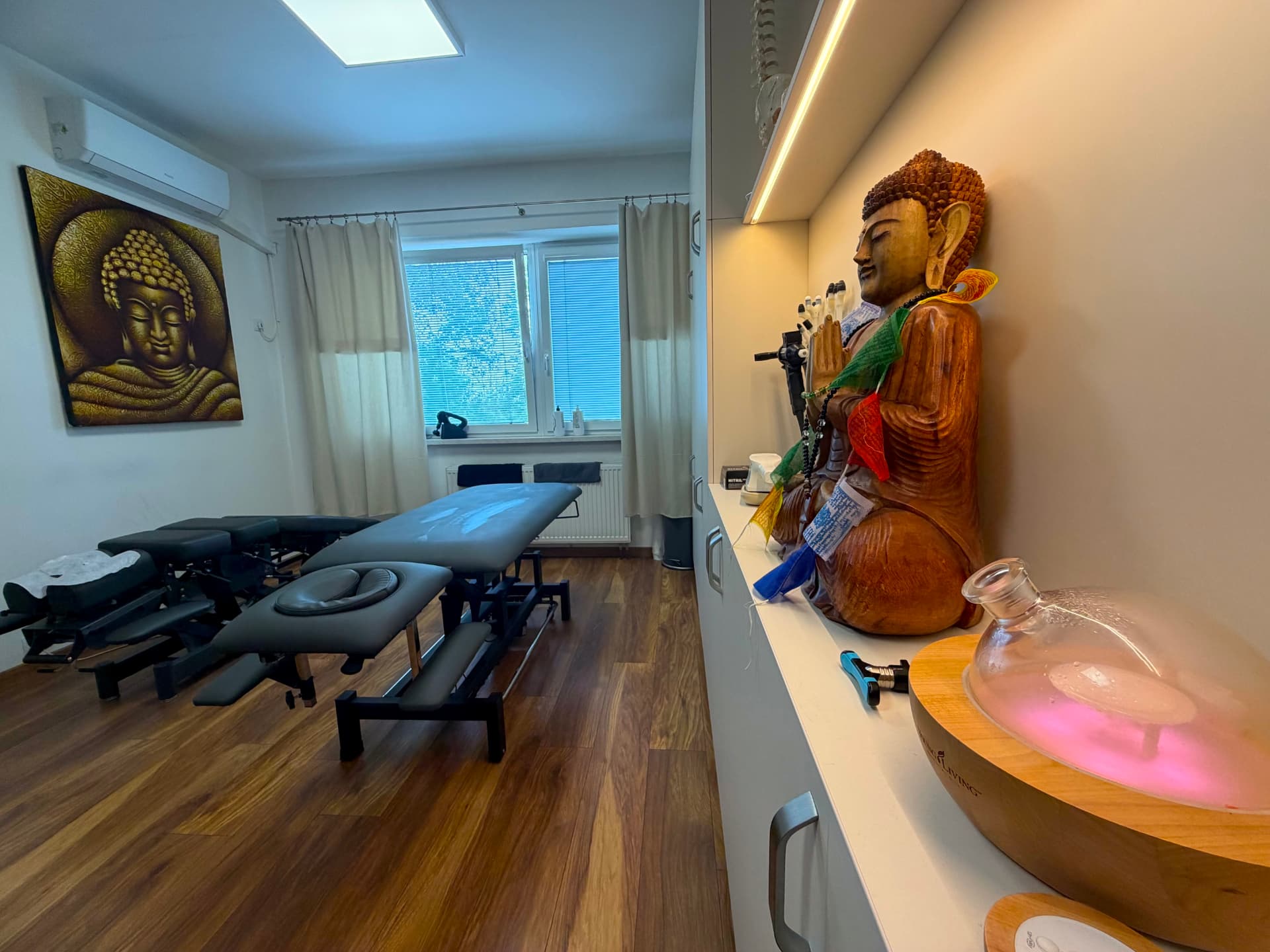 Calm interior of the ChiroMiro clinic with a chiropractic bed and aroma diffuser – Prague 8