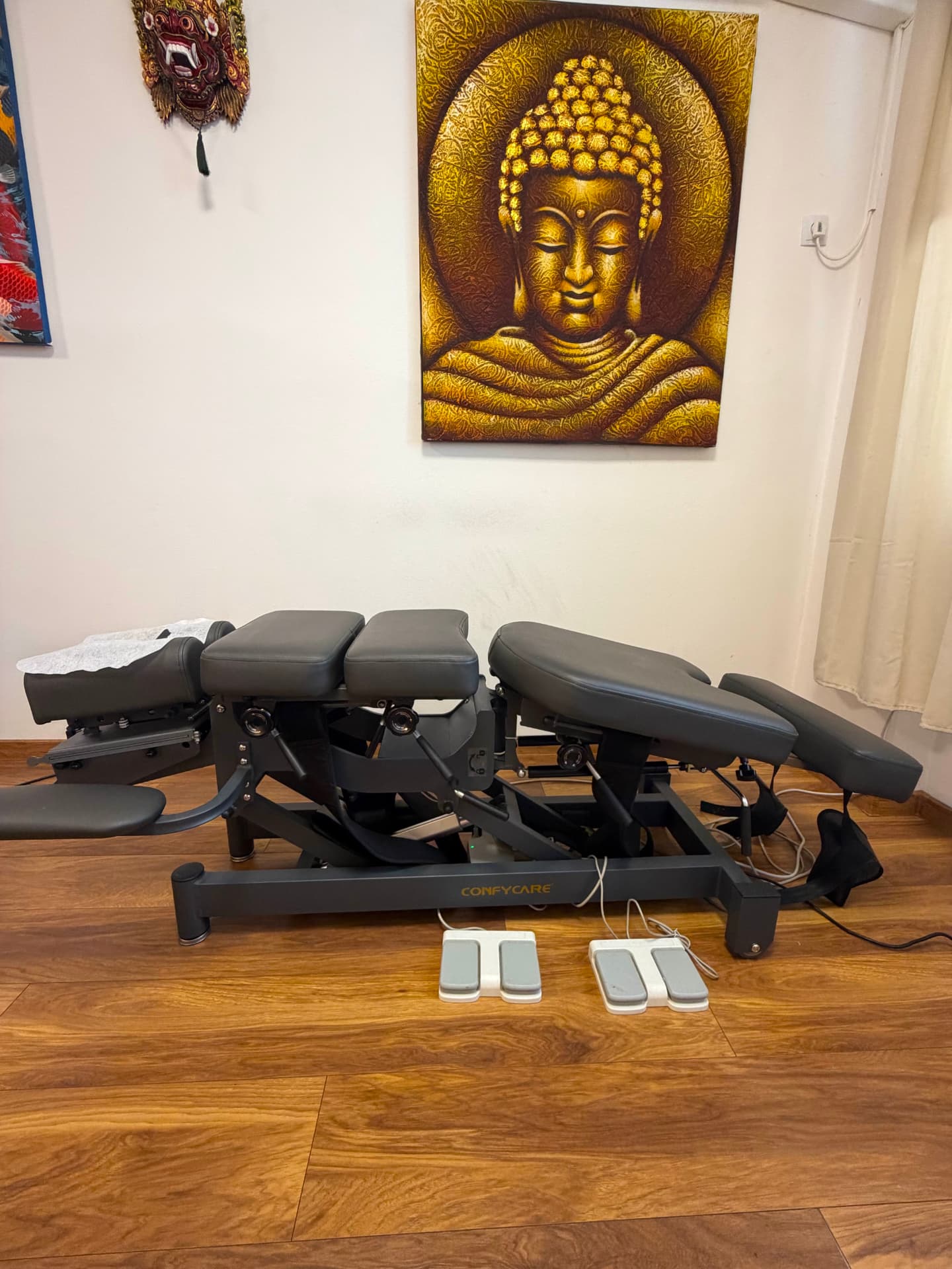 Professional chiropractic treatment bed at ChiroMiro – Miroslav Kliment, Prague 8 Libeň