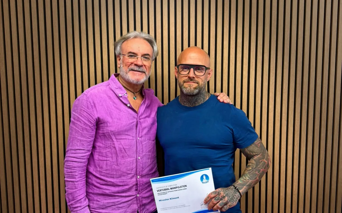 Miroslav Kliment z ChiroMiro s Juanem José Boscá Gandíou a certifikátem Vertebral Manipulation