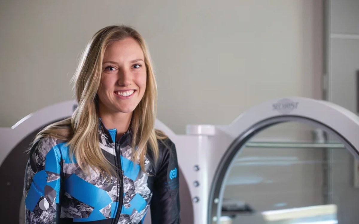 Lyžařka Lindsey Vonn před hyperbarickou komorou využívanou pro regeneraci sportovců