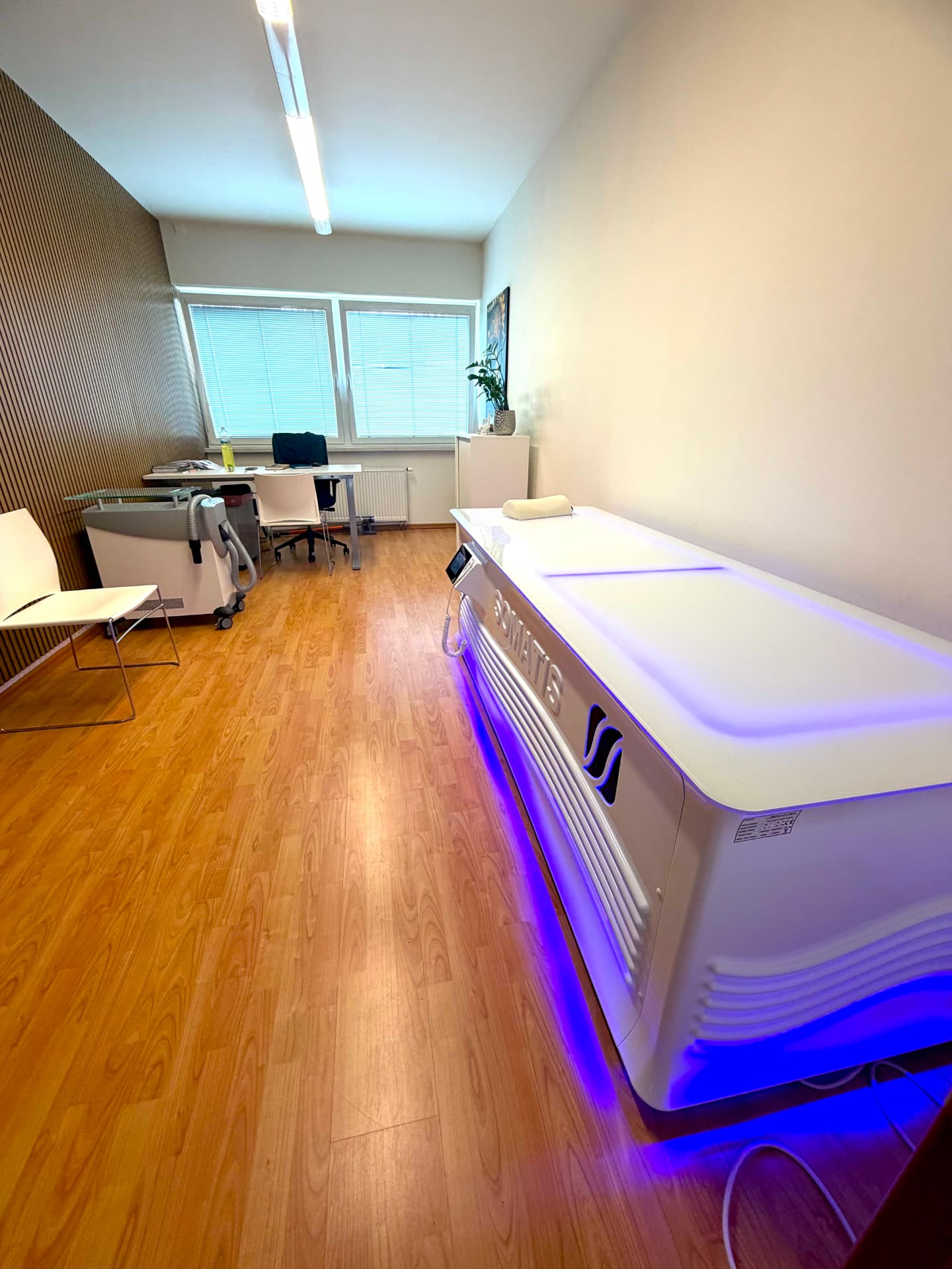 Balancer – professional therapeutic bed using electromagnetic impulses, ChiroMiro Prague 8
